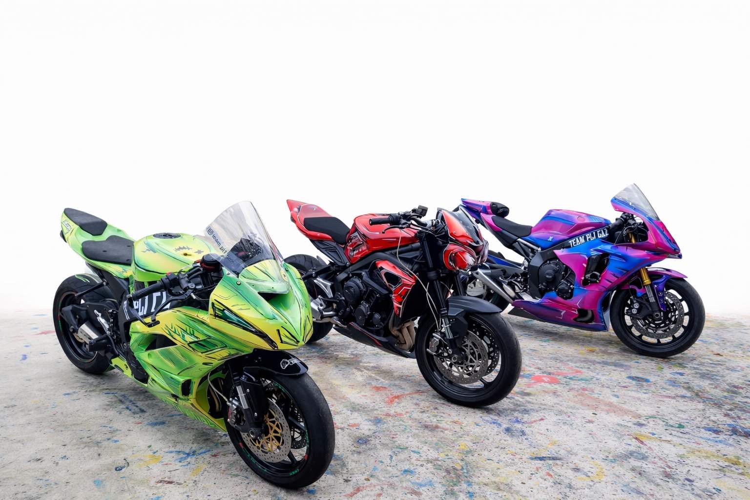 Moto sportive personnalisée The Punisher rouge avec design hexagonal - La Carrosserie de Madame