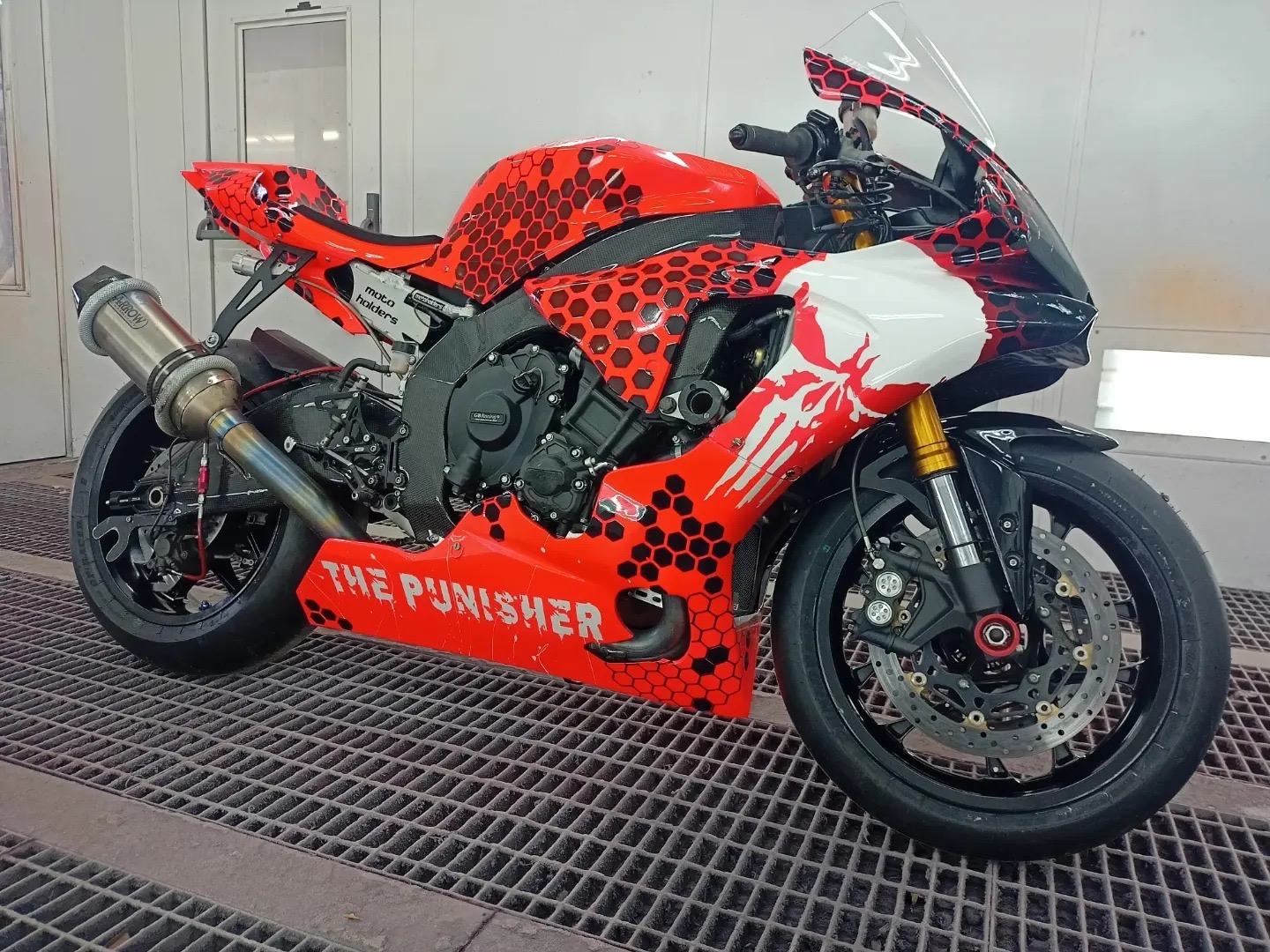 Collection de motos personnalisées avec peintures custom variées - La Carrosserie de Madame