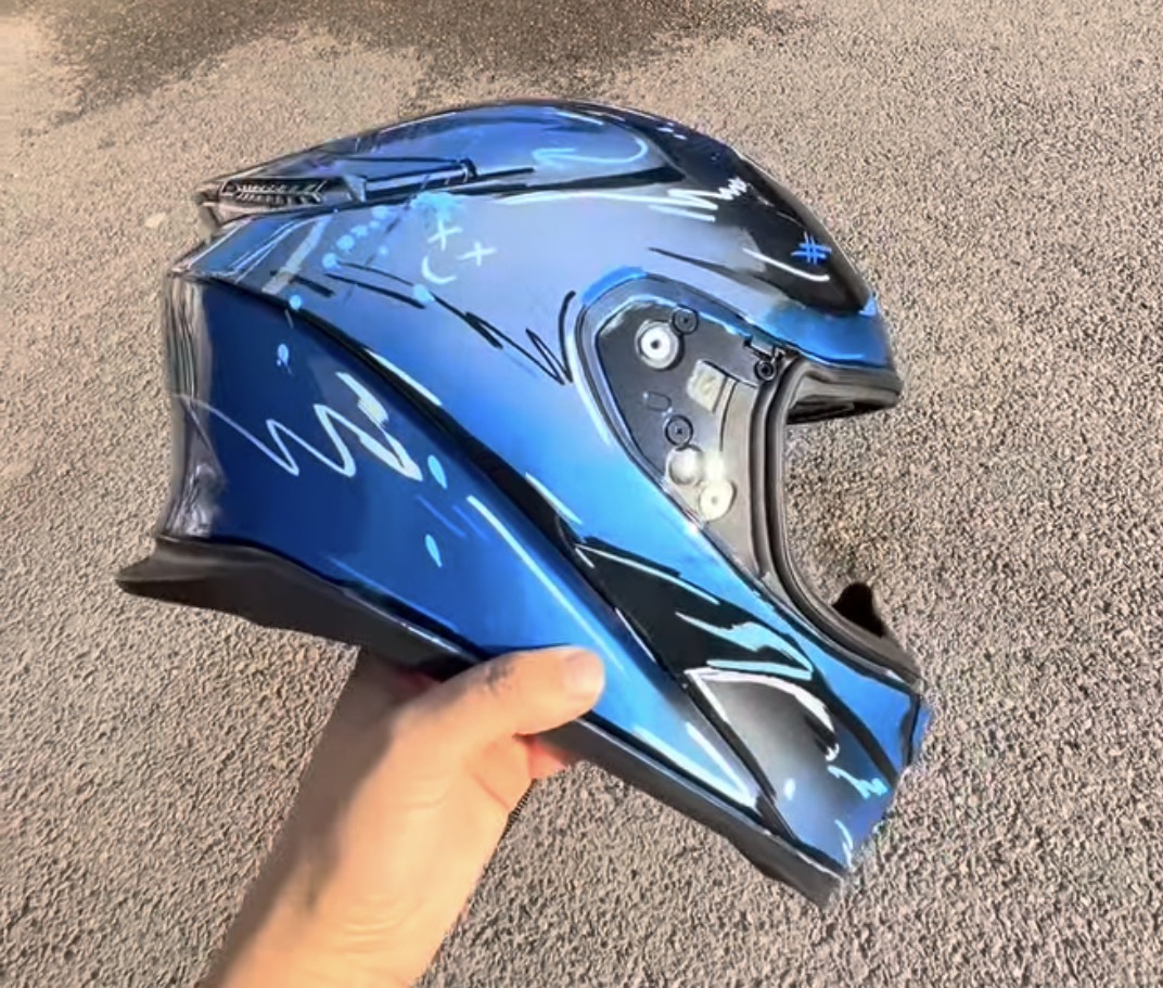 Réservoir de moto en cours de peinture bleue brillante dans l'atelier - La Carrosserie de Madame