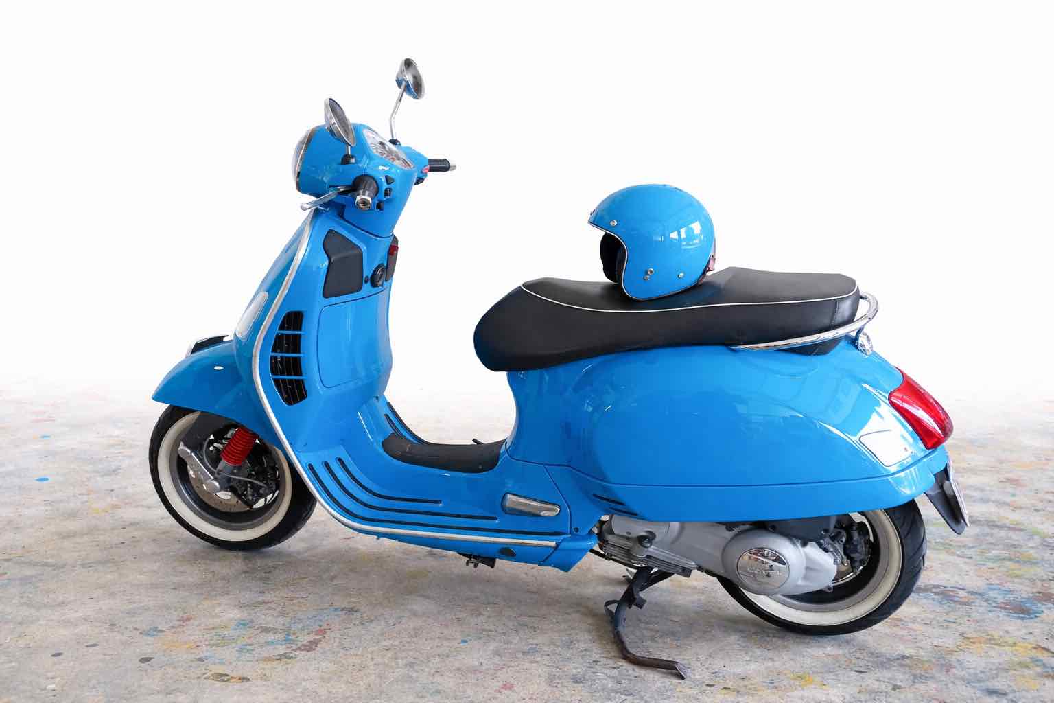 Scooter Vespa personnalisé bleu avec finition professionnelle - La Carrosserie de Madame