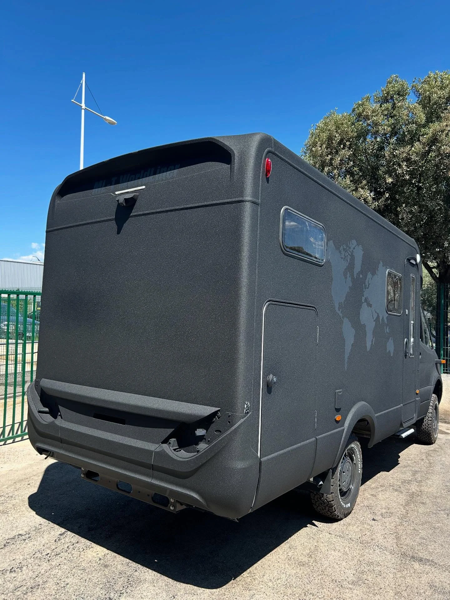 Camping-car personnalisé noir mat avec carte du monde - La Carrosserie de Madame